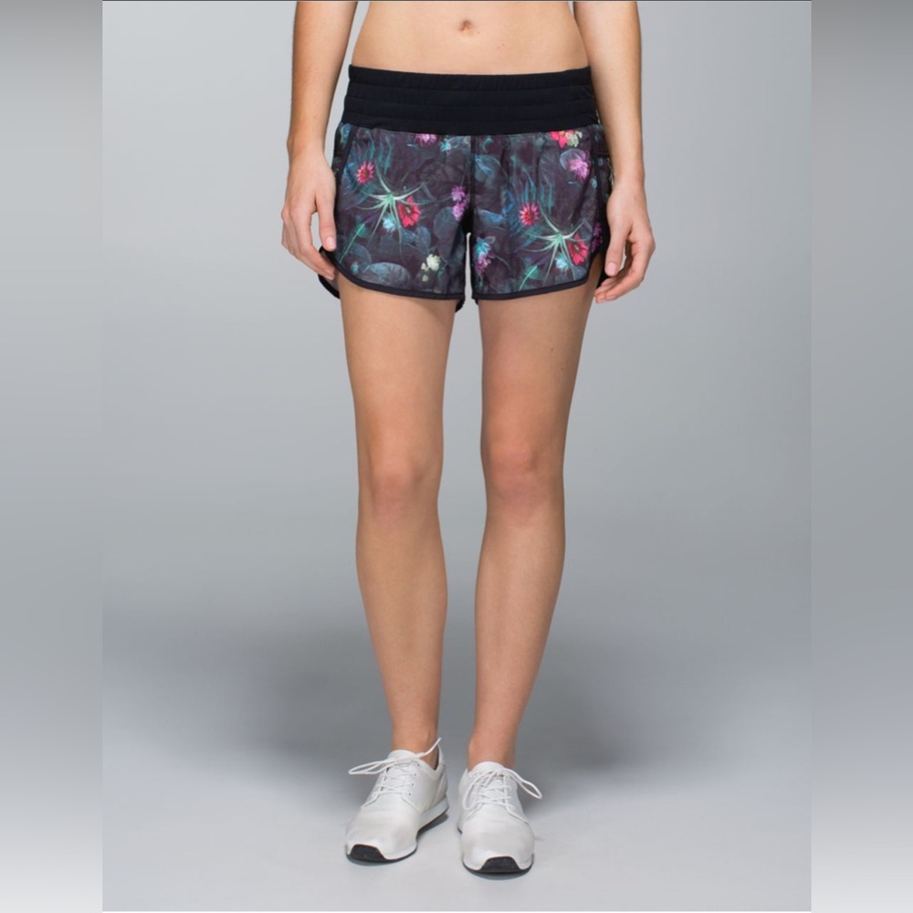 P47. Lululemon Tracker Short II Size 4/6Curious Jungle Multi / Black